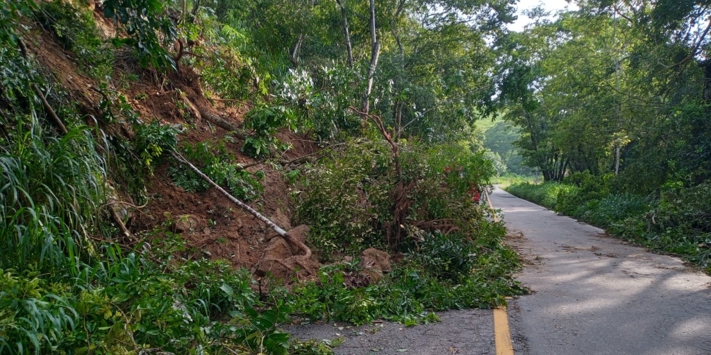 Trecho da RJ-172 funciona em pare e siga, devido deslizamento de terra