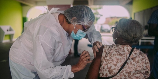 Veja o balanço da vacinação  nas regiões Serrana e dos Lagos