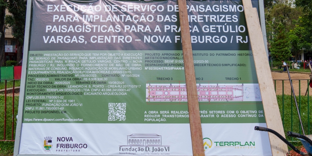Placa da obra traz informações sobre início e fim previstos para as intervenções 