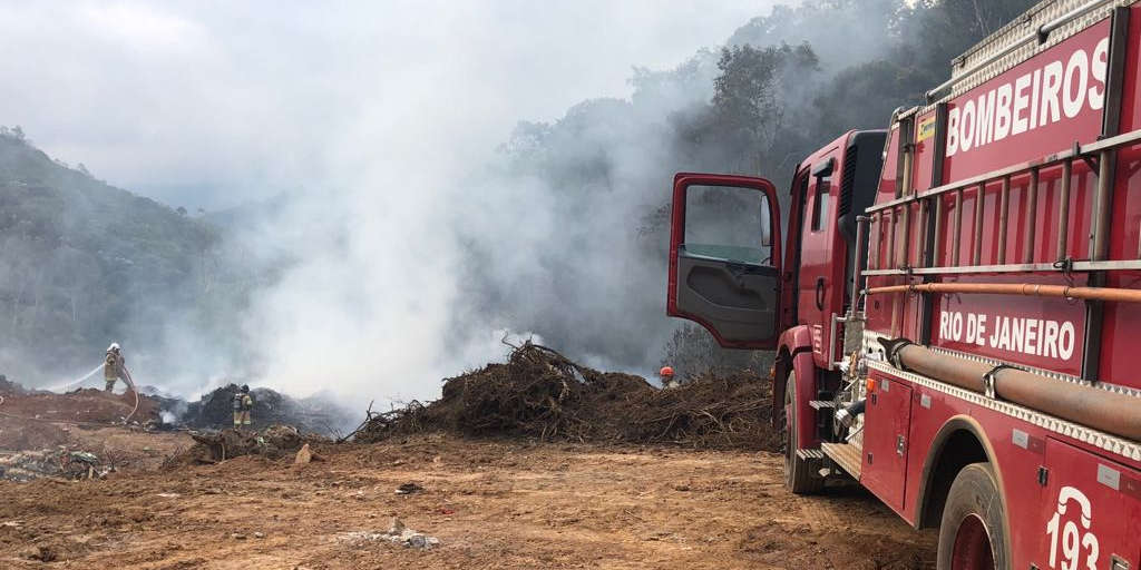 Bombeiros de Teresópolis usam 70 mil litros de água para apagar incêndio de três dias em lixão