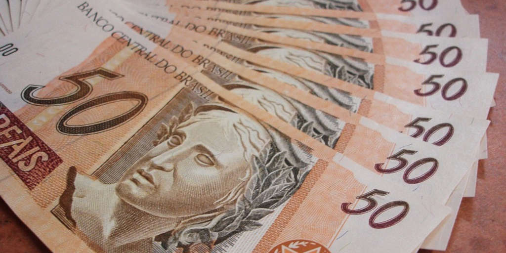 Jair Bolsonaro assina decreto que fixa o valor do salário mínimo em R$ 998,00