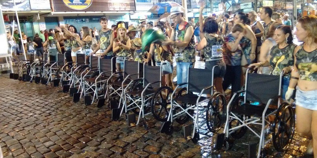 Cadeiras de rodas comprados com o dinheiro oriundo dos lacres de latinha durante desfile do bloco