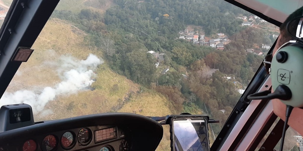 Helicópteros dos Bombeiros previnem propagação de fogo em vegetação na Região Serrana