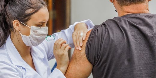 Teresópolis começa a aplicar 4ª dose da vacina contra Covid-19 em quem tem 18 anos ou mais 