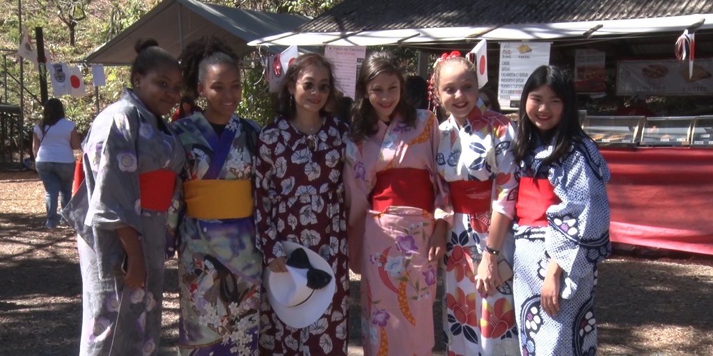 Grupo vestindo trajes típicos do Japão após apresentação na Festa da Cerejeira de 2018