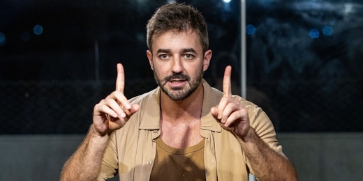 Ator de Nova Friburgo transforma episódio de homofobia em peça e estreia 'Hétero Sigilo' no Rio