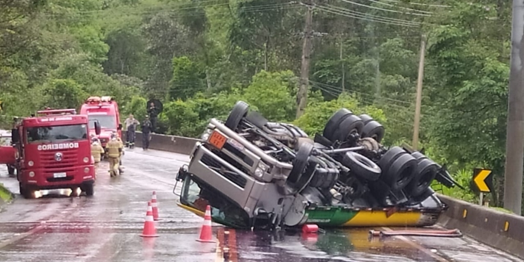 Carreta de combustível tomba e interdita trecho da BR-116, em Teresópolis 