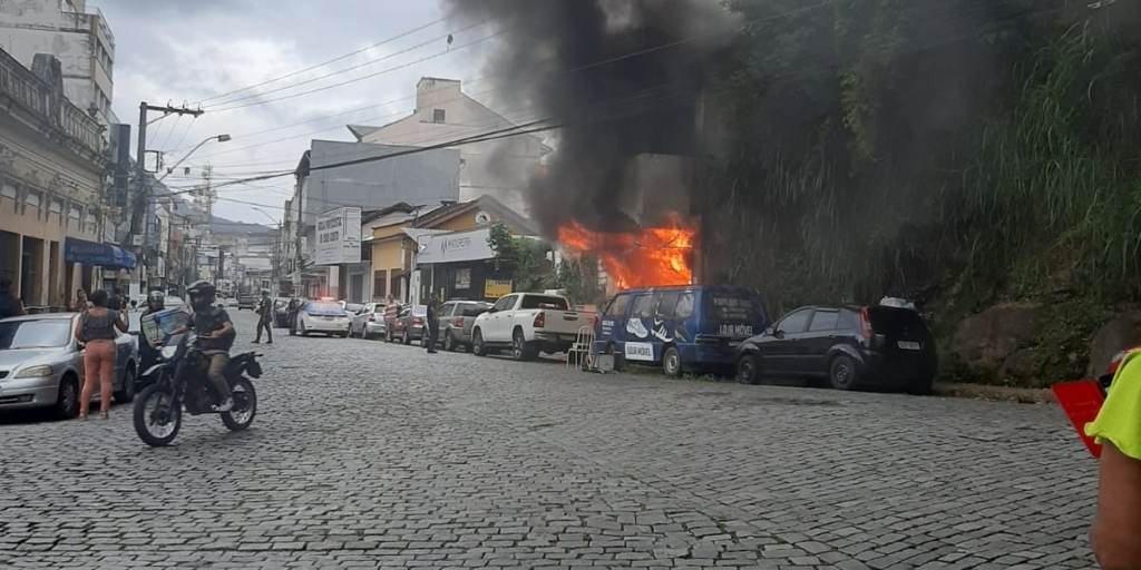 Loja pega fogo no centro de Nova Friburgo na tarde desta segunda; veja os vídeos