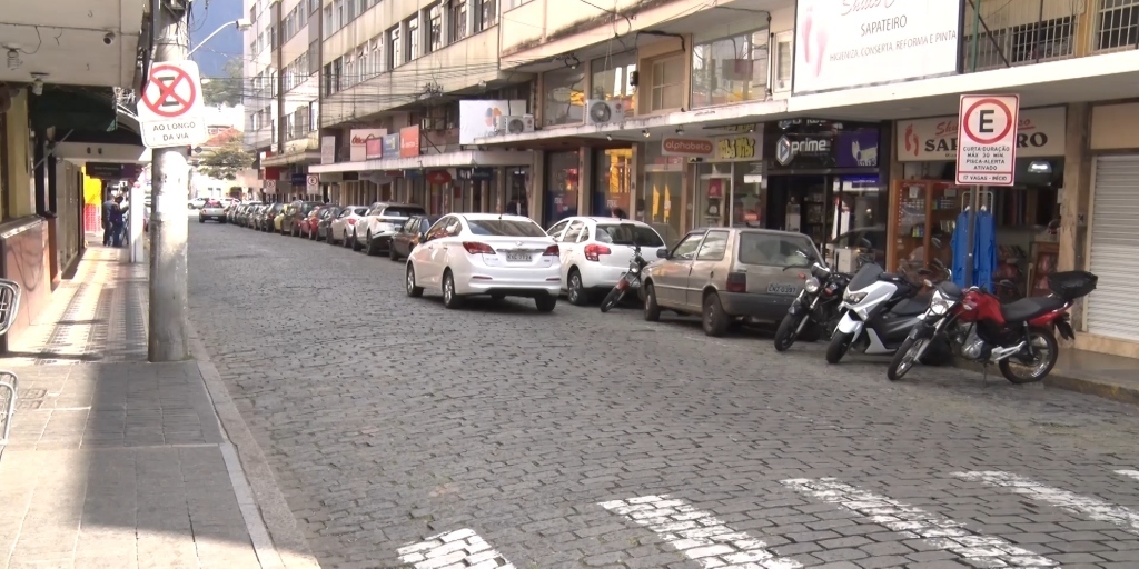 Veículos são encontrados, frequentemente, em fila dupla na rua Farinha Filho