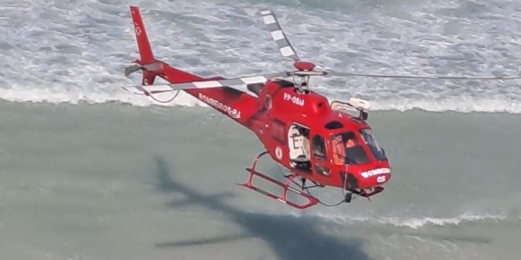Um helicóptero do Corpo de Bombeiros também participa das buscas pelos desaparecidos