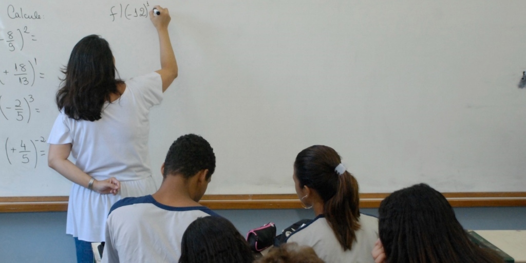 Estado abre contratação temporária de professores para ensinos Médio e Fundamental