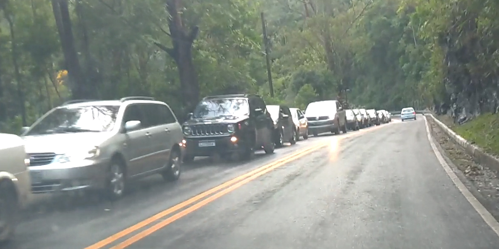 Grande congestionamento devido ao acidente na manhã desta segunda-feira 