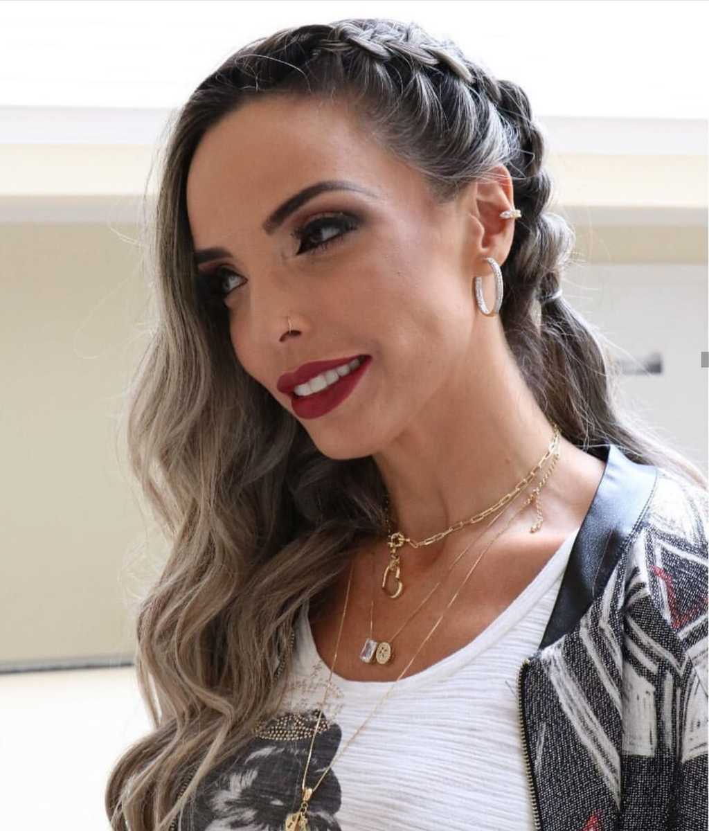 Suzana é uma das principais influencers de Teresópolis e apresenta, também, um programa de TV