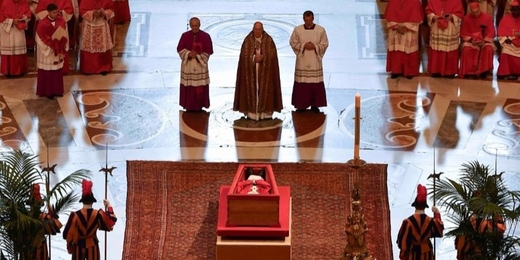 Cerca de 150 mil pessoas prestaram homenagem ao papa Francisco na Basílica de São Pedro; velório termina nesta sexta