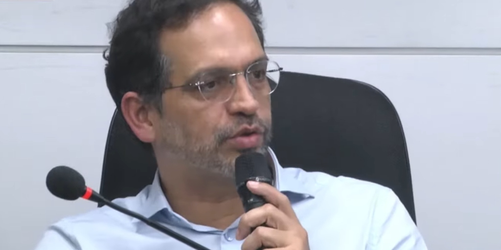 Cláudio Pontual, representante da EBMA respondeu aos questionamentos apresentados na audiência pública