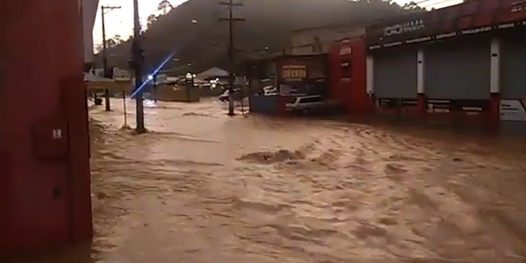 Chuva forte gera alagamentos e acionamento de sirene em bairros de Teresópolis 