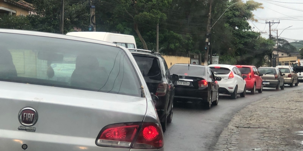 Na baixa temporada, congestionamentos já são registrados na principal avenida da cidade