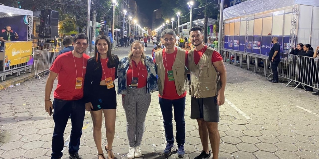 Parte da equipe que participou da primeira transmissão ao vivo do Carnaval de Nova Friburgo pela Multiplix