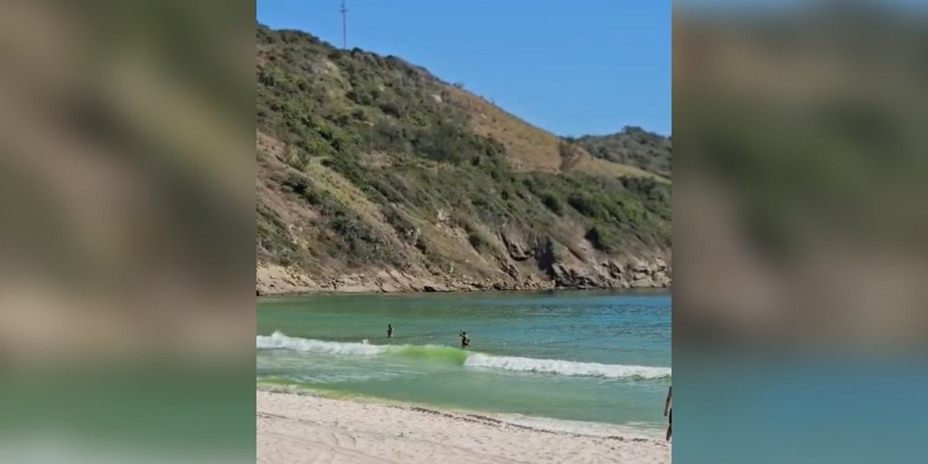 Prefeitura de Arraial do Cabo afirmou que o mar da Prainha continua com a coloração amarelada nesta segunda-feira, 29, porém mais clara 