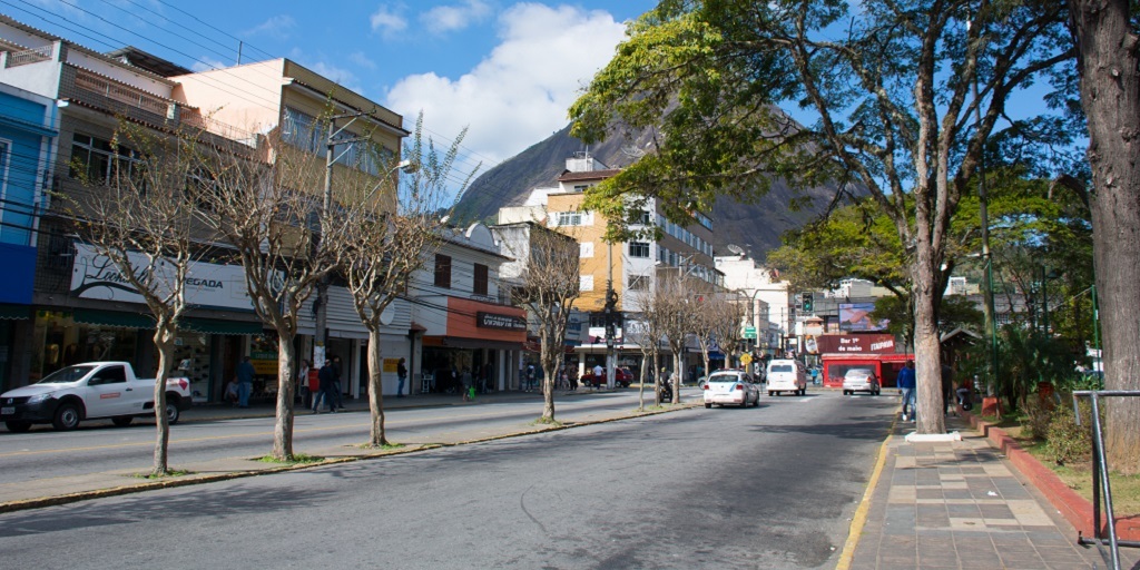 Nova Friburgo: trânsito é interditado na principal avenida do bairro de Olaria 