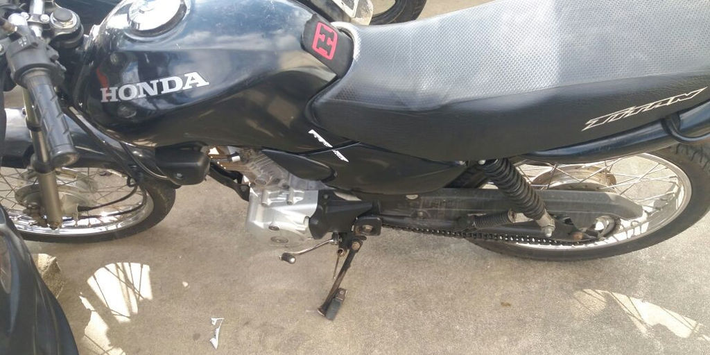 Polícia Militar de Nova Friburgo apreende três motocicletas e prende três jovens por tráfico no Rui Sanglard