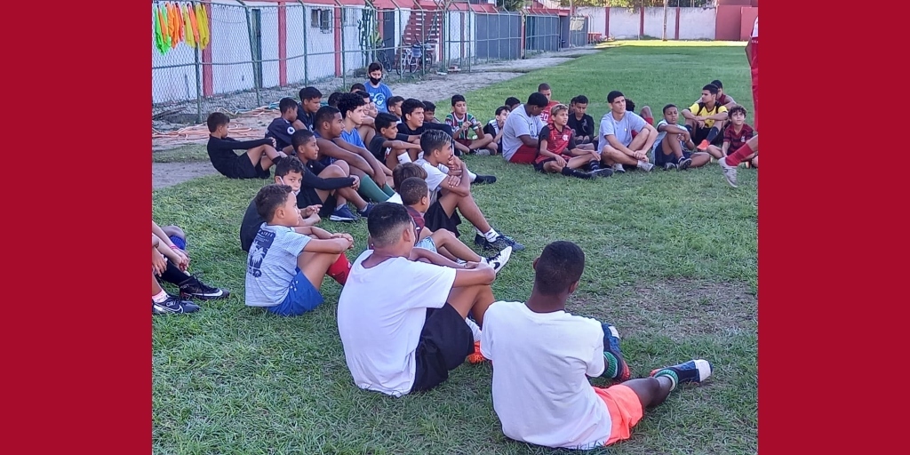 Jovens participam da aula de futebol no Estádio Barcelão 