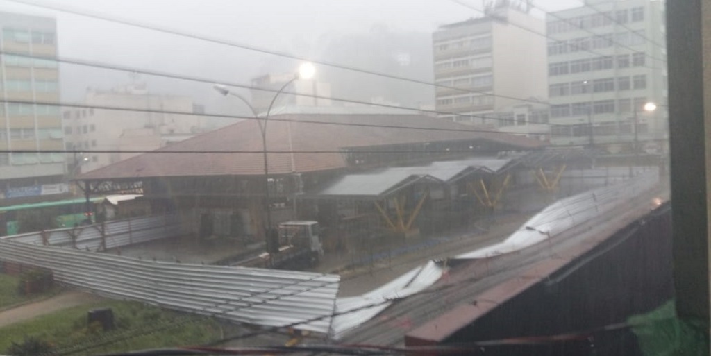 Tapume da obra de cobertura em uma das laterais da Estação Livre, no Centro, foi derrubado pelo vento