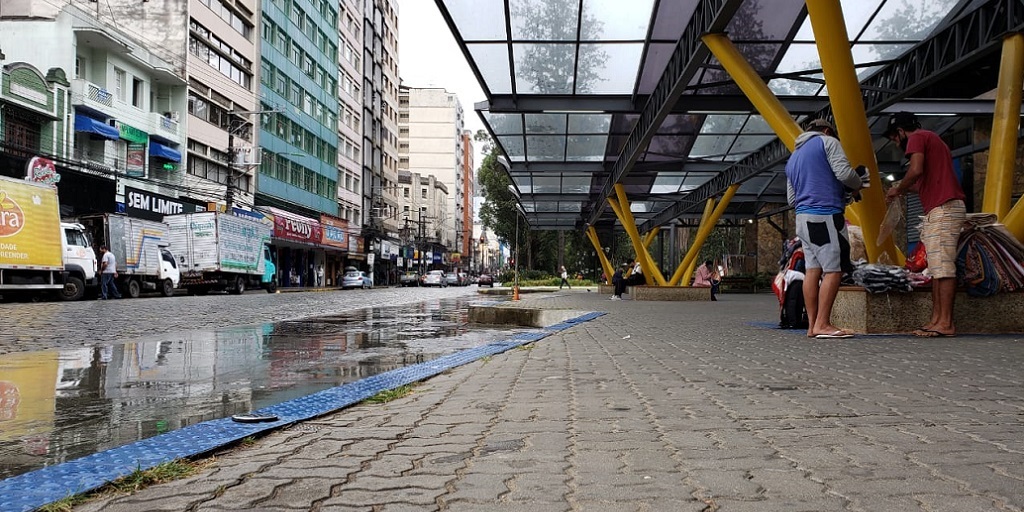 Lado Norte da Estação Livre sem ônibus na manhã desta quinta-feira, 29 