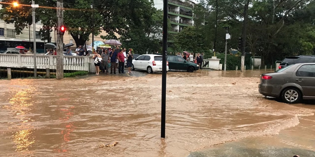 Trecho entre a ponte da rua Francisco Mieli, avenida Galdino do Vale Filho e a praça do Suspiro completamente alagado