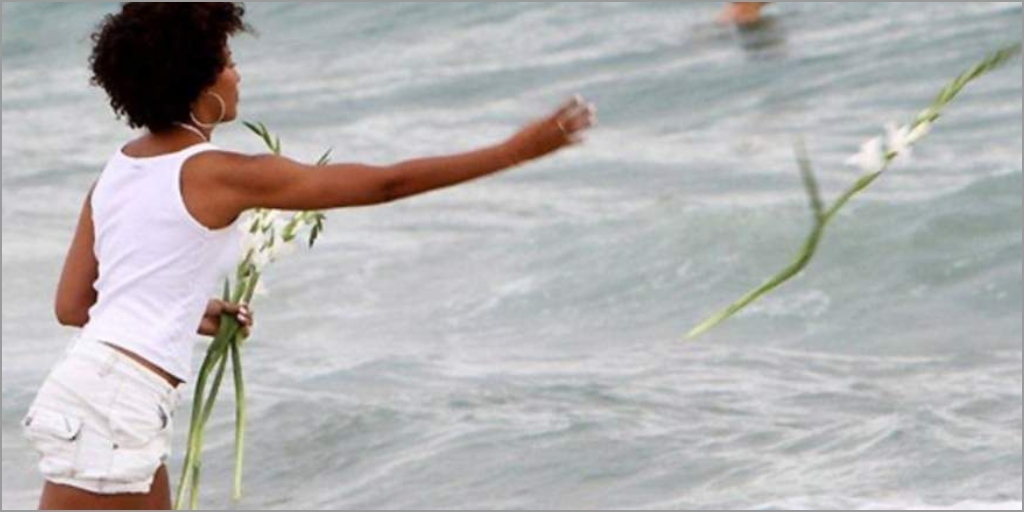 Jogar flores no mar, vestir roupa branca e pular sete ondinhas são tradições antigas feitas durante a virada do ano