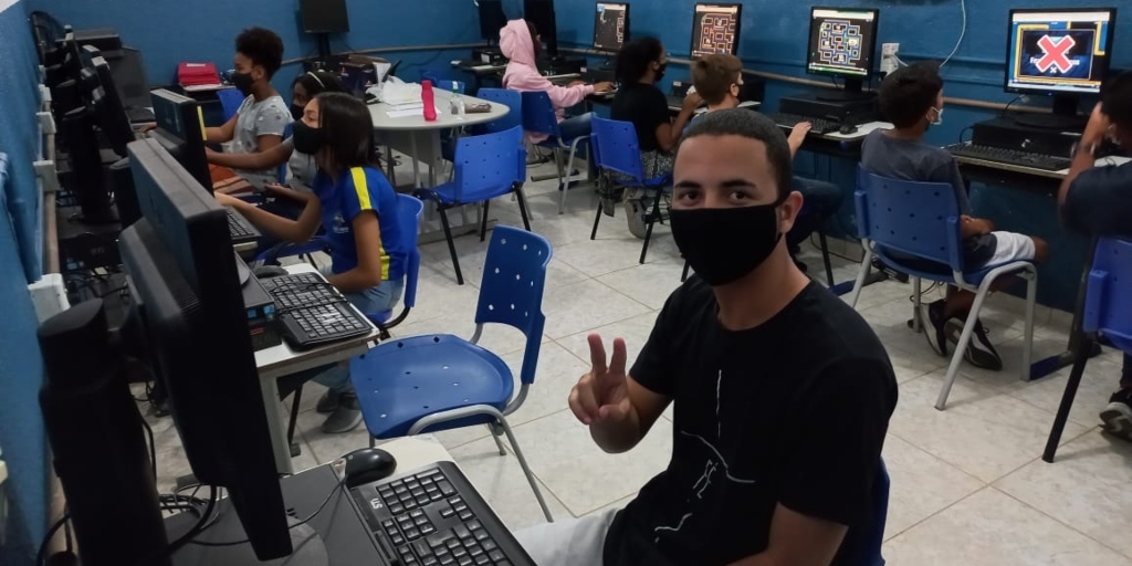 Alunos de Cabo Frio criam jogo com computadores de projeto da Petrobras