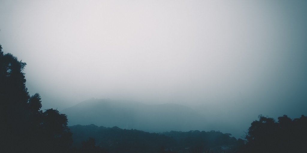 Pedra do Imperador, vista do bairro Ponte da Saudade, completamente encoberta pelas nuvens