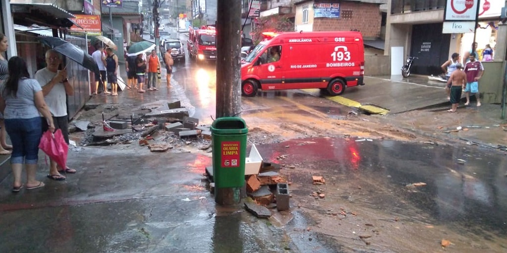 Um galeria teria estourado com a força da água, o que teria causado inundação em loja da rua Raul Veiga, no Alto de Olaria