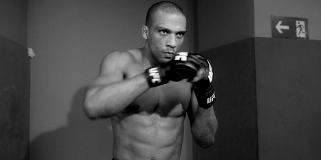 Edson Barboza é derrotado por Dan Ige em decisão contestada no UFC 