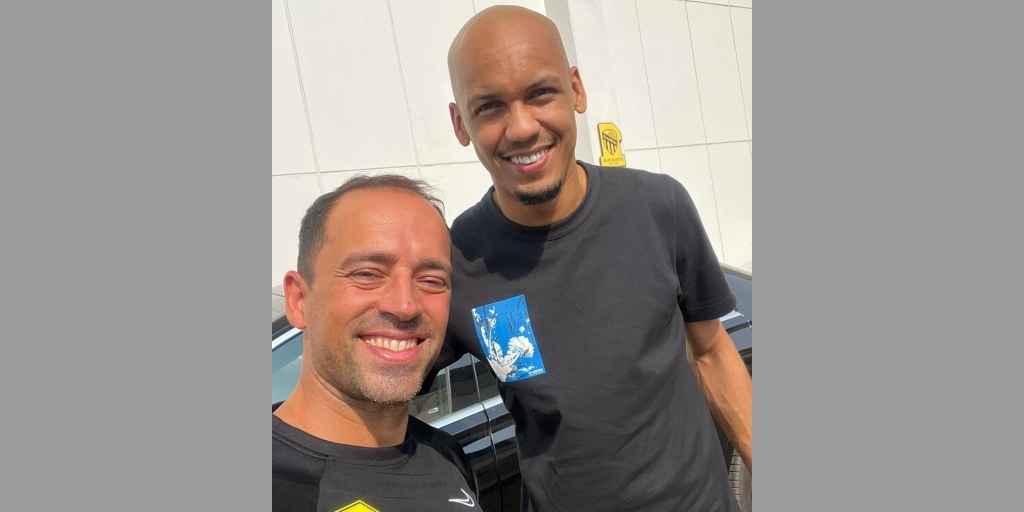 Thiago ao lado do volante brasileiro Fabinho, no Centro de Treinamentos do Al-Ittihad