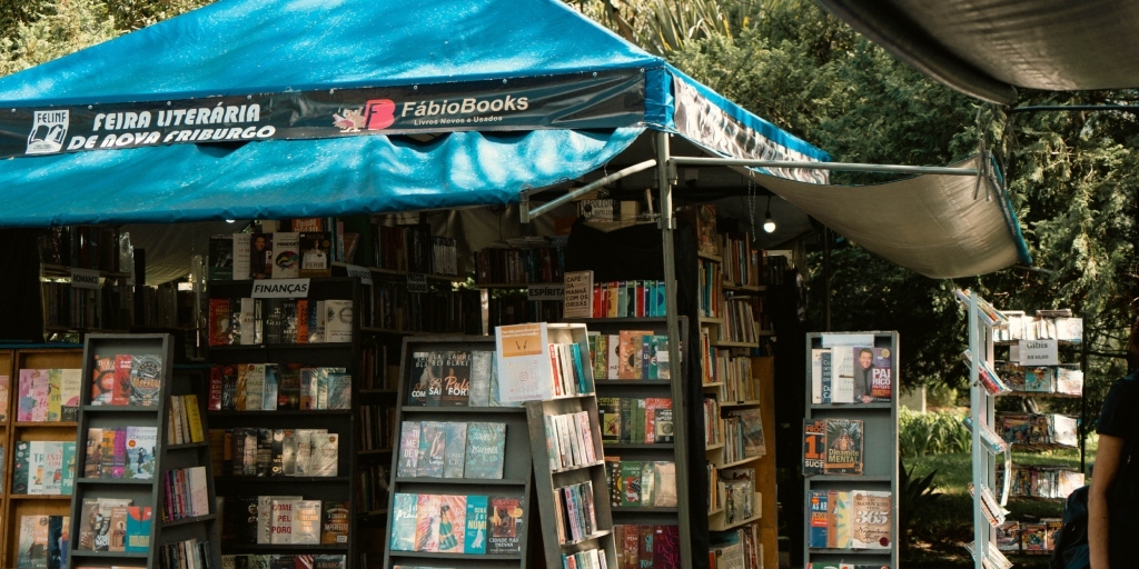 Feira de livros reúne mais de 6.000 títulos e clássicos da literatura até o dia 30, em Nova Friburgo