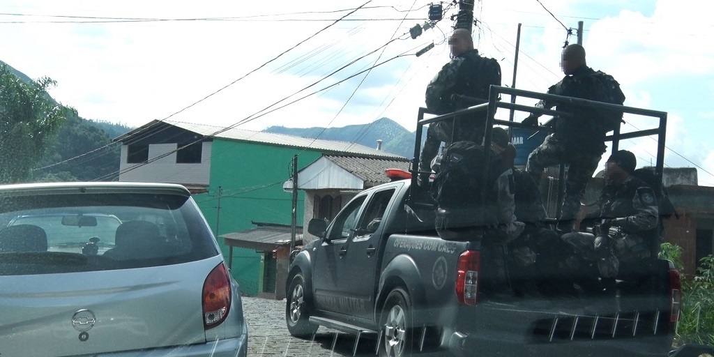 Friburgo: PM faz grande operação e usa até helicóptero à procura de criminosos, no Alto de Olaria 