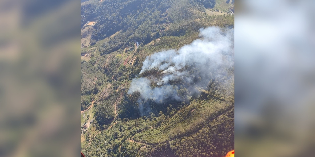 Incêndio atinge área de mata entre dois bairros de Nova Friburgo