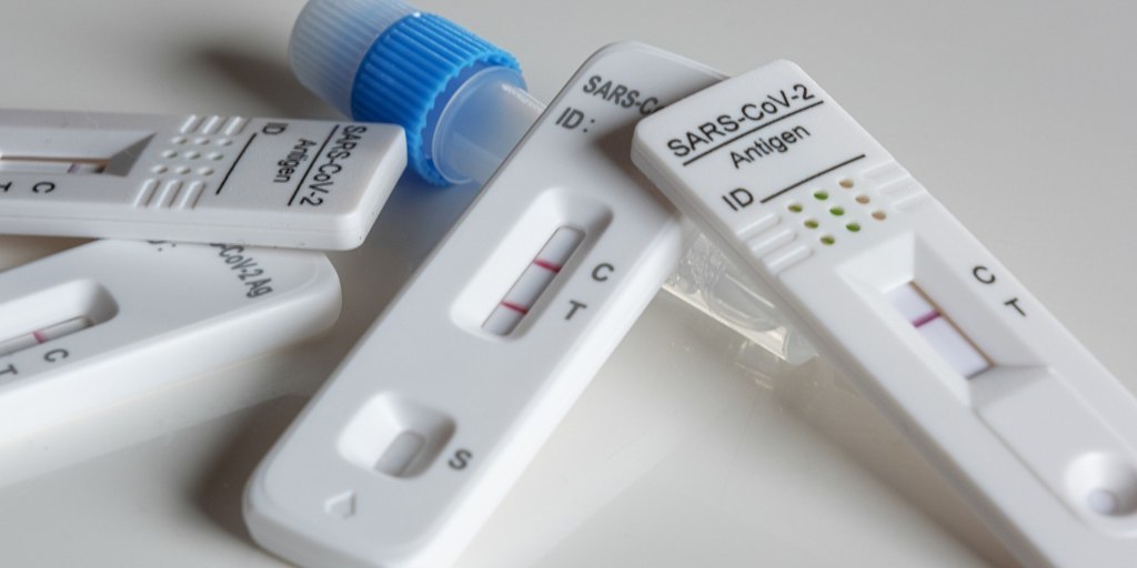 Ômicron aumenta em 25 vezes os casos de Covid no estado do RJ; infectologista dá orientações