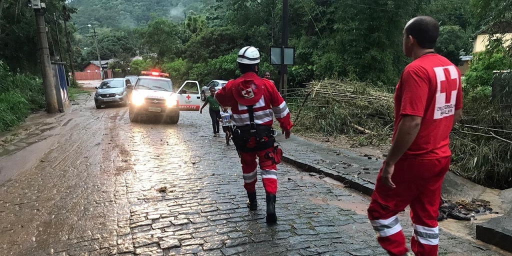 Equipe da Cruz Vermelha de Nova Friburgo realizou atendimentos no distrito de Amparo devido a alagamentos em algumas residências