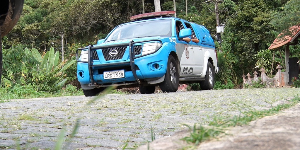 Veículo da Polícia Militar passa por rua do Alto de Olaria no início da tarde desta sexta-feira, 3