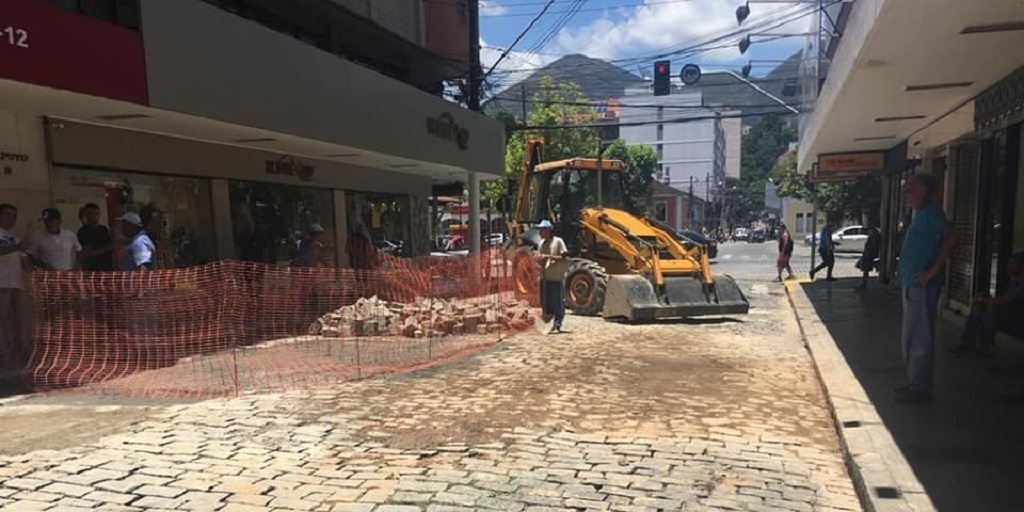 No início de 2020, rua Farinha Filho precisou ser fechada após temporal ter aberto um buraco na via