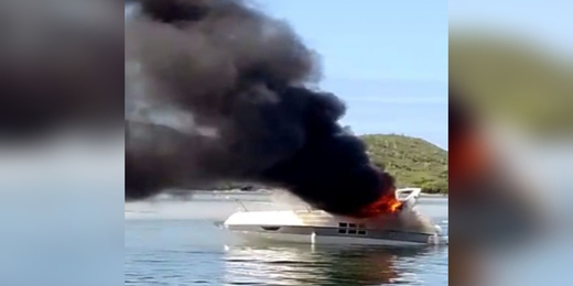 Lancha pega fogo no mar e cinco pessoas são resgatadas em Cabo Frio; VÍDEO