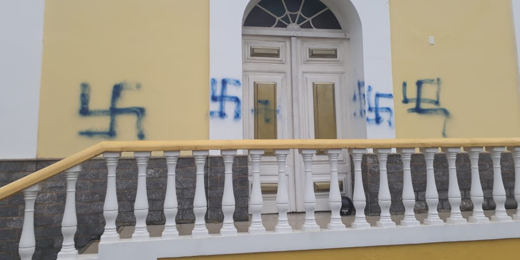 Pichação de suásticas nazistas na Capela de São Pedro da Serra repercute e ato é repudiado pela comunidade friburguense