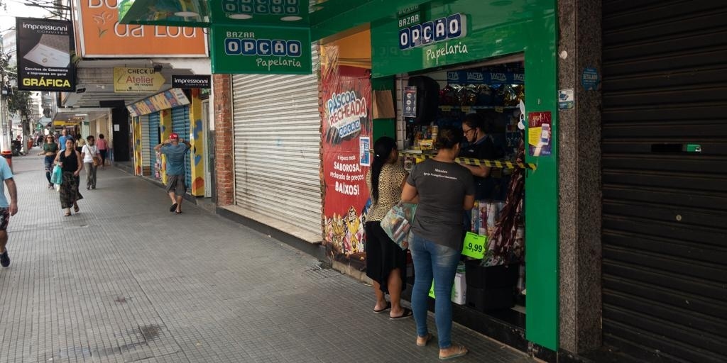 Lojas usavam faixas para impedir a entrada dos clientes e respeitar a distância mínima entre pessoas