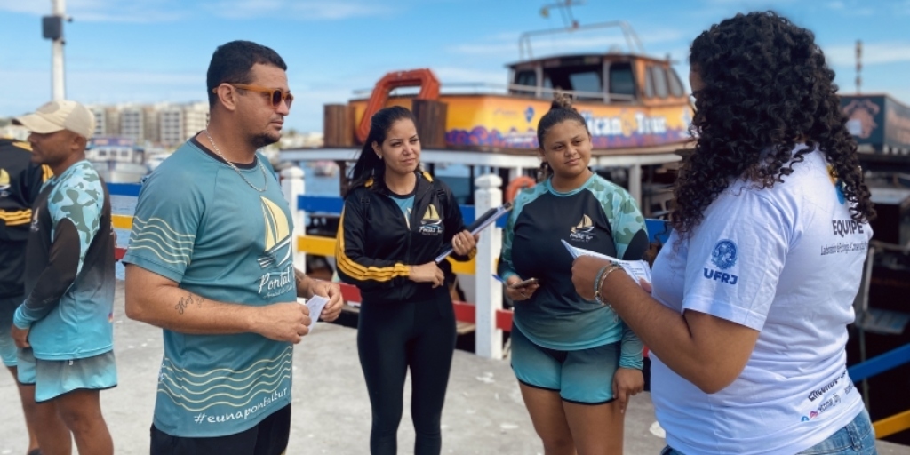 Equipe passa instruções aos colaboradores dos barcos