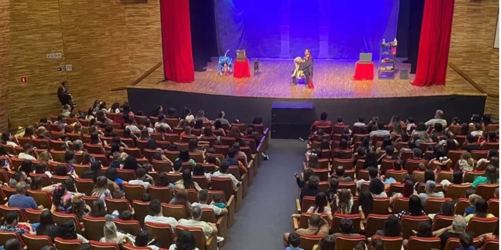 'Escola de Magia' se apresenta pela segunda vez no Teatro Municipal Laercio Rangel Ventura