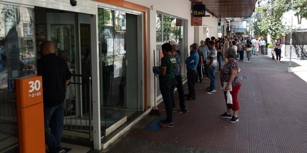 Agências bancárias apresentavam filas na avenida Alberto Braune