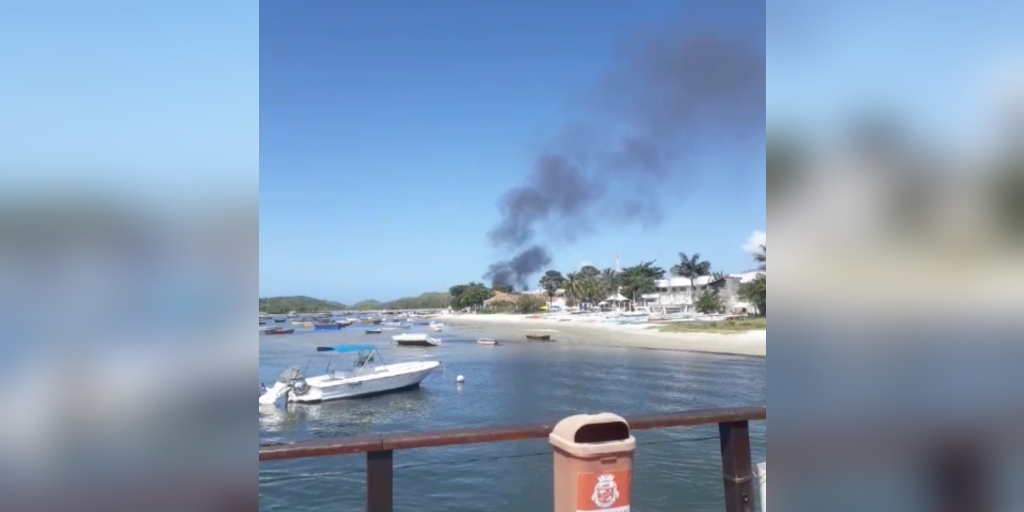 Fumaça do incêndio na embarcação podia ser vista de longe