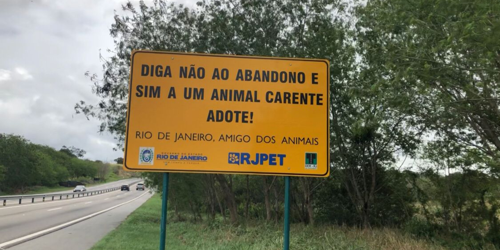 Via Lagos recebe 11 placas contra o abandono de animais em estradas